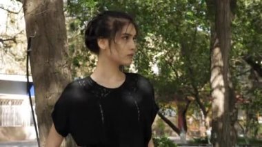 Güzel siyah tişörtlü, yumuşak dantelli bir kadın.