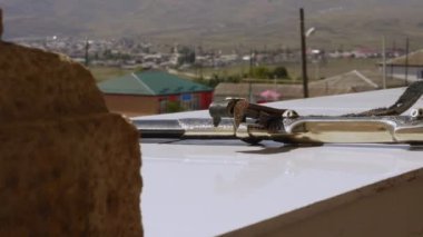 adam elleri parapet deri kayış ile gümüş kılıç almak