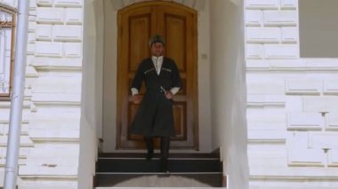 Dağıstan çerkes adam ve milli şapka evden çıkar