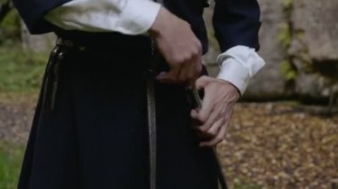 kürk calpac ve çerkes adam kılıf hançer alır