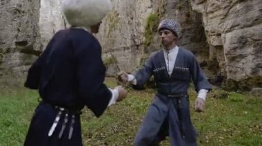 ulusal Dağıstan giysi mücadele erkekler kısa sabers tutarak