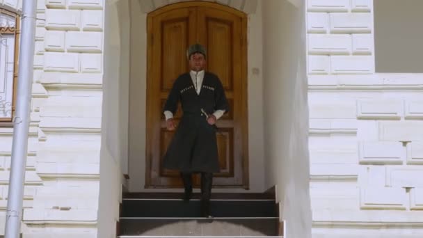 Chico en daguestán circassian y nacional sombrero hojas casa — Vídeos de Stock
