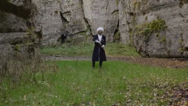 Homme en papakha circassien prend poignard hors de la gaine fonctionne — Video