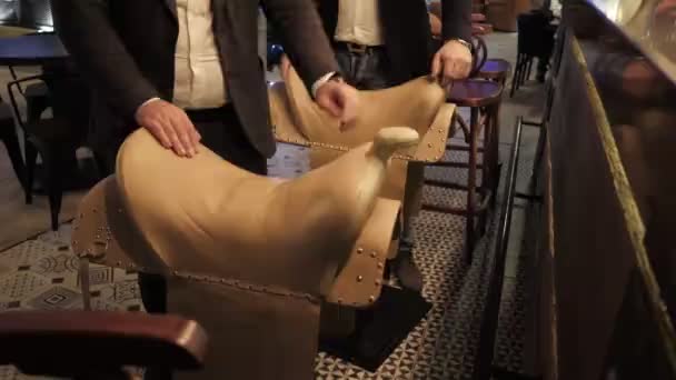 Osoba Bílé Košili Hnědé Bundě Sedí Židli Sedlové Formě Dřevěného — Stock video