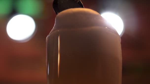 专业调酒师从玻璃杯中拿出白色啤酒泡沫 用银勺近距离观察慢动作 — 图库视频影像