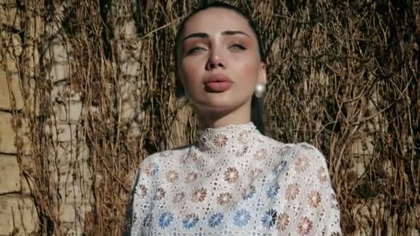 Modny Młody Model Pozuje Biały Lacy Vintage Sukienka Przed Brązowy — Wideo stockowe