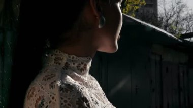 beyaz bağcıklı vintage elbise trendy bayan kısmen güneş ışığı yakın kalçaya yavaş hareket ayarlayarak aydınlatılmış