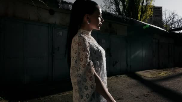 Modisches Model Weißen Vintage Kleid Steht Vor Grauen Garagen Schatten — Stockvideo