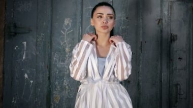 uzun koyu at kuyruğu ile güzel model beyaz çizgili şeffaf ceket yakın görüş yavaş hareket yaka doğrulturlar