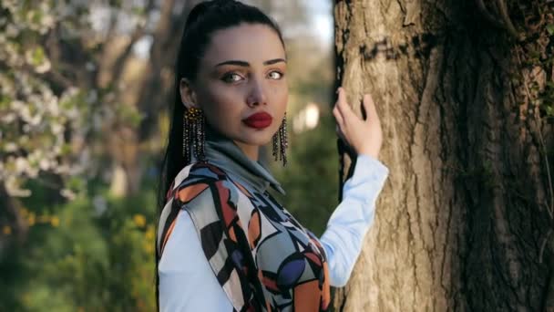 Parlak Dudaklar Ile Moda Modeli Güneşli Gün Closeup Yavaş Hareket — Stok video