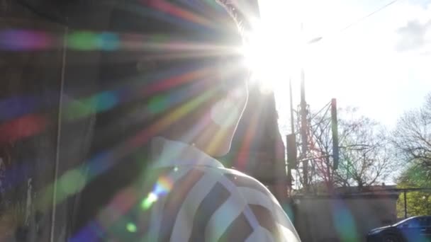 Красивая Стильная Европейская Модель Хвостиком Стоит Фоне Яркого Заднего Солнечного — стоковое видео