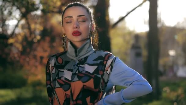 Trendy Çok Renkli Ipek Elbise Emin Genç Bayan Yeşil Çiçeklenme — Stok video