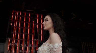 beyaz zarif elbiseli güzel kadın restorana bakıyor