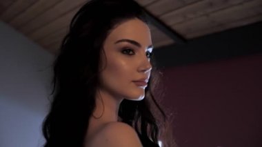 uzun saçlı ve makyaj kamera bakarak güzel kadın 