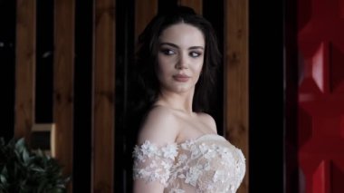 lüks restoranda poz beyaz zarif elbise güzel kadın