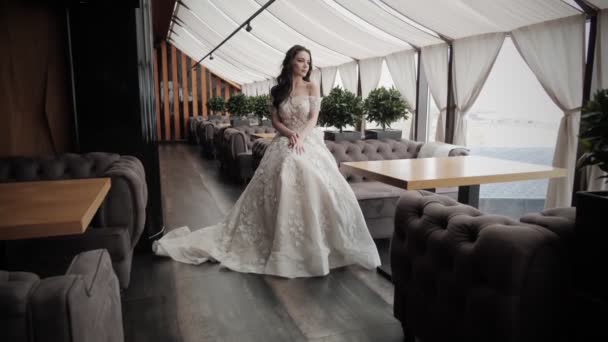 Bela Mulher Vestido Elegante Branco Posando Restaurante Luxo — Vídeo de Stock