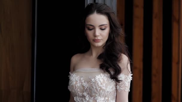 Schöne Frau Weißen Eleganten Kleid Posiert Luxus Restaurant — Stockvideo