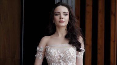 lüks restoranda poz beyaz zarif elbise güzel kadın