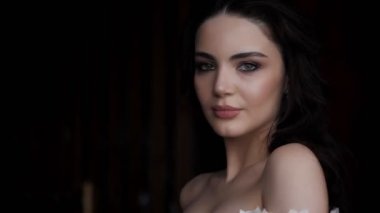 uzun saçlı ve makyaj kamera bakarak güzel kadın 