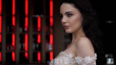 beyaz zarif elbiseli güzel kadın restorana bakıyor