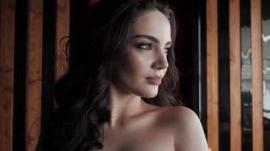 uzun saçlı ve makyaj kamera bakarak güzel kadın 