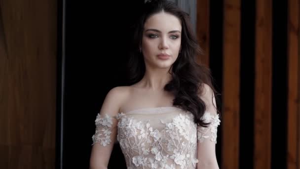 Hermosa Mujer Vestido Elegante Blanco Posando Restaurante Lujo — Vídeos de Stock