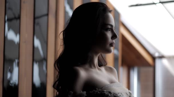 Hermosa Mujer Vestido Elegante Blanco Posando Restaurante Lujo — Vídeos de Stock
