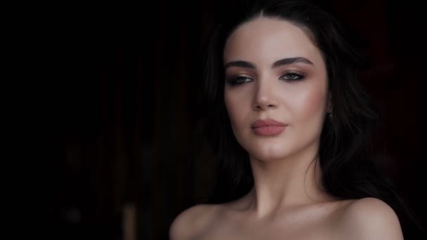 Hermosa Mujer Con Pelo Largo Maquillaje Mirando Cámara — Vídeos de Stock