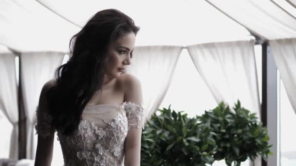 美丽的女人在白色优雅的礼服在豪华餐厅摆姿势 — 图库视频影像