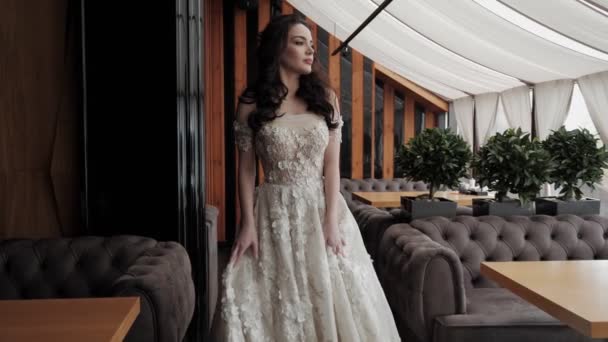 Hermosa Mujer Vestido Elegante Blanco Posando Restaurante Lujo — Vídeo de stock