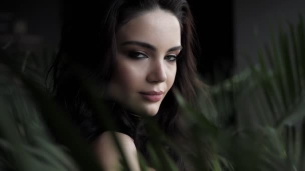 Hermosa Mujer Con Maquillaje Mirando Cámara Cerca Las Plantas — Vídeos de Stock