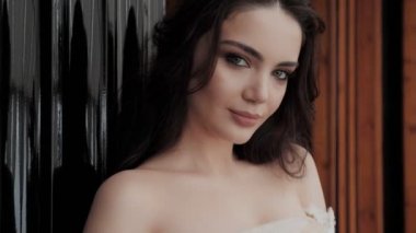 uzun saçlı ve makyaj kamera bakarak güzel kadın 