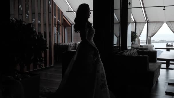 Krásná Žena Bílých Elegantních Šatech Představujících Luxusní Restauraci — Stock video