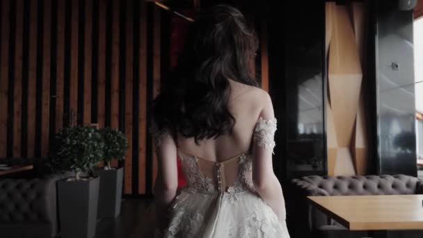 Hermosa Mujer Vestido Elegante Blanco Caminando Restaurante — Vídeos de Stock