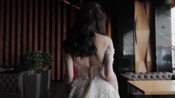 Mooie Vrouw Witte Elegante Jurk Wandelen Restaurant — Stockvideo