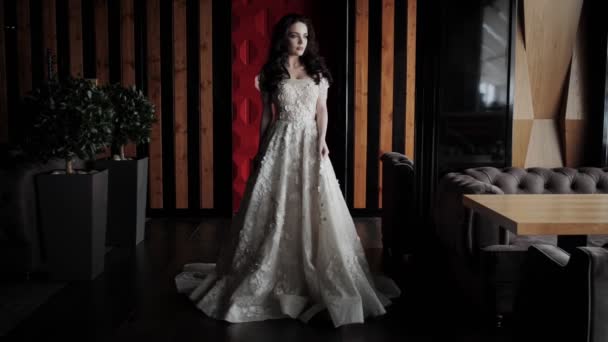 Όμορφη Γυναίκα Λευκό Κομψό Φόρεμα Που Ποζάρει Στο Εστιατόριο Πολυτελείας — Αρχείο Βίντεο