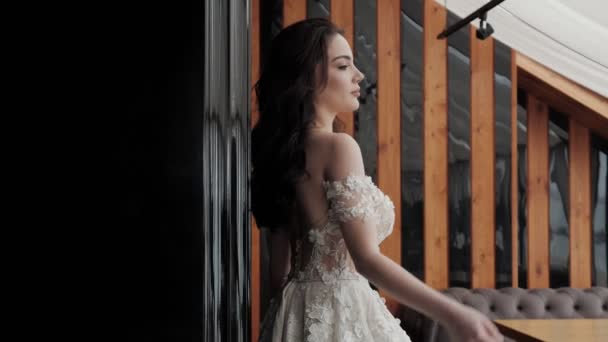 Красива Жінка Білій Елегантній Сукні Позує Розкішному Ресторані — стокове відео