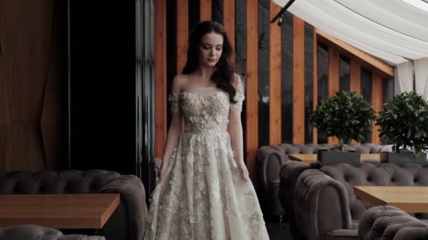 Όμορφη Γυναίκα Λευκό Κομψό Φόρεμα Που Ποζάρει Στο Εστιατόριο Πολυτελείας — Αρχείο Βίντεο