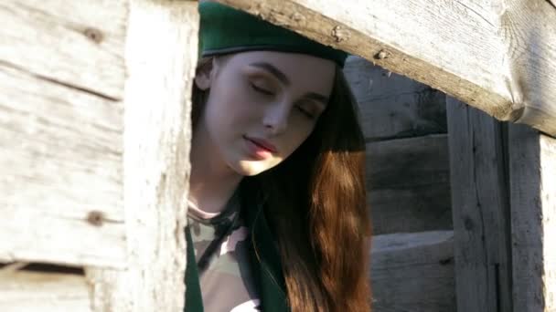 Junge Frau Mit Grüner Baskenmütze Blickt Die Kamera Der Nähe — Stockvideo