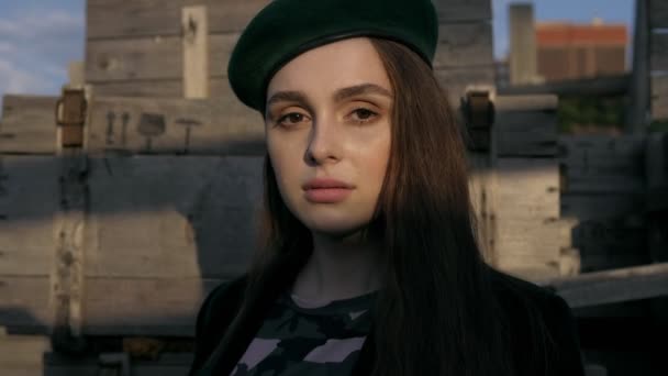 Młoda Kobieta Zielonym Beret Patrząc Kamerę Pobliżu Zepsutego Budynku Wsi — Wideo stockowe