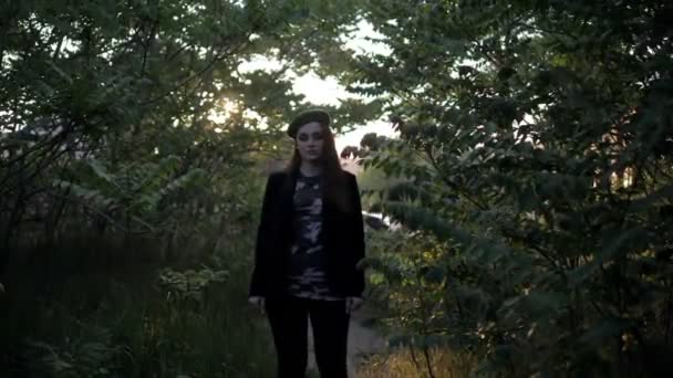 Junge Frau Grüner Baskenmütze Und Militärkleidung Die Neben Bäumen Auf — Stockvideo