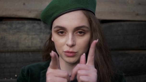 Young Woman Green Beret Pointing Camera Fingers Countryside — Stock Video