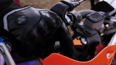 motokros binici el Turuncu Enduro motosiklet gaz çeker