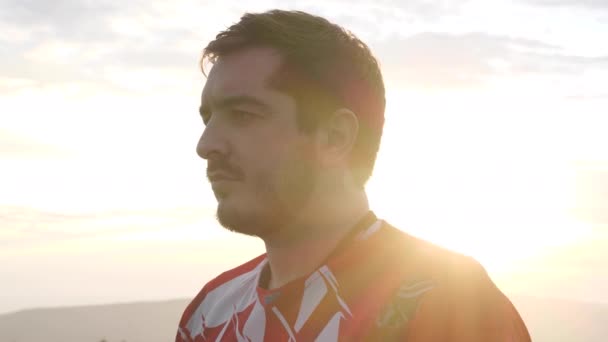 Mann mit Bart und Schnurrbart in roter Motocross-Uniform — Stockvideo