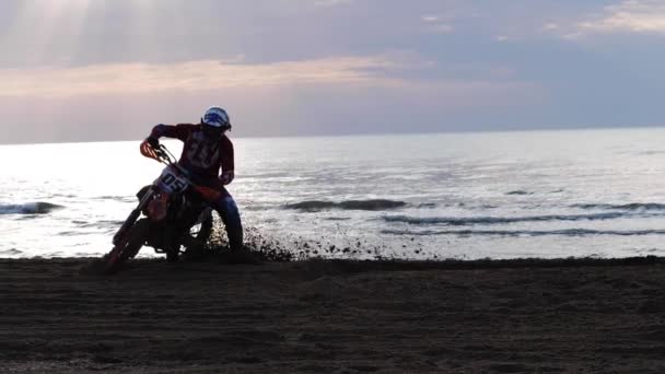 Motocross piloto profissional deriva na praia à noite — Vídeo de Stock