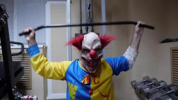 Клоун з вправами червоного волосся і носа в спортивному клубі — стокове відео