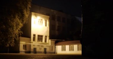 gece başını dışarı yapışan uzun saçlı korkunç palyaço