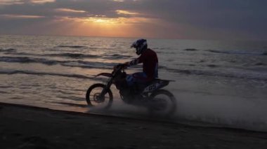 okyanus su boyunca Motocross yarış siluet sürmek