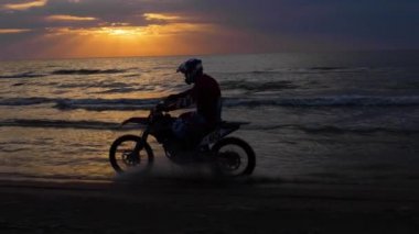 deniz güneşte ayar bisikletçi siluet motosiklet sürmek