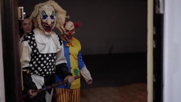 Lachende dame kicks scareful clowns uit donkere kamer — Stockvideo